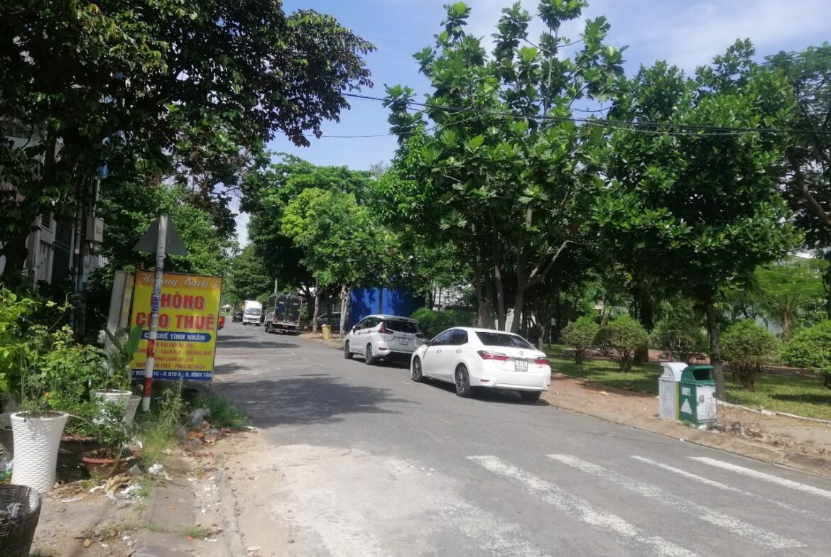 đường 1C khu ao sen tên lửa đối diện công viên