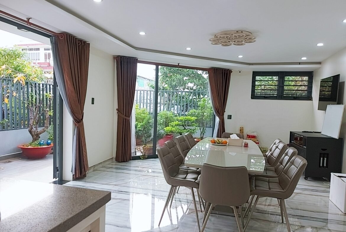 phòng khách nhà mặt tiền Lê Cao Lãng