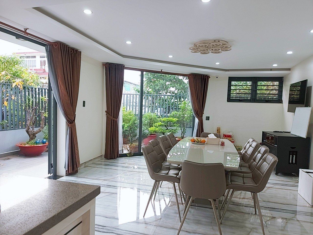 phòng khách nhà mặt tiền Lê Cao Lãng