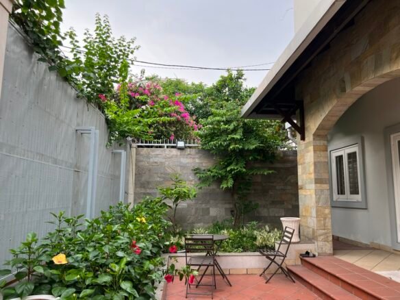 cho thuê biệt thự khu tên lửa - sân trước