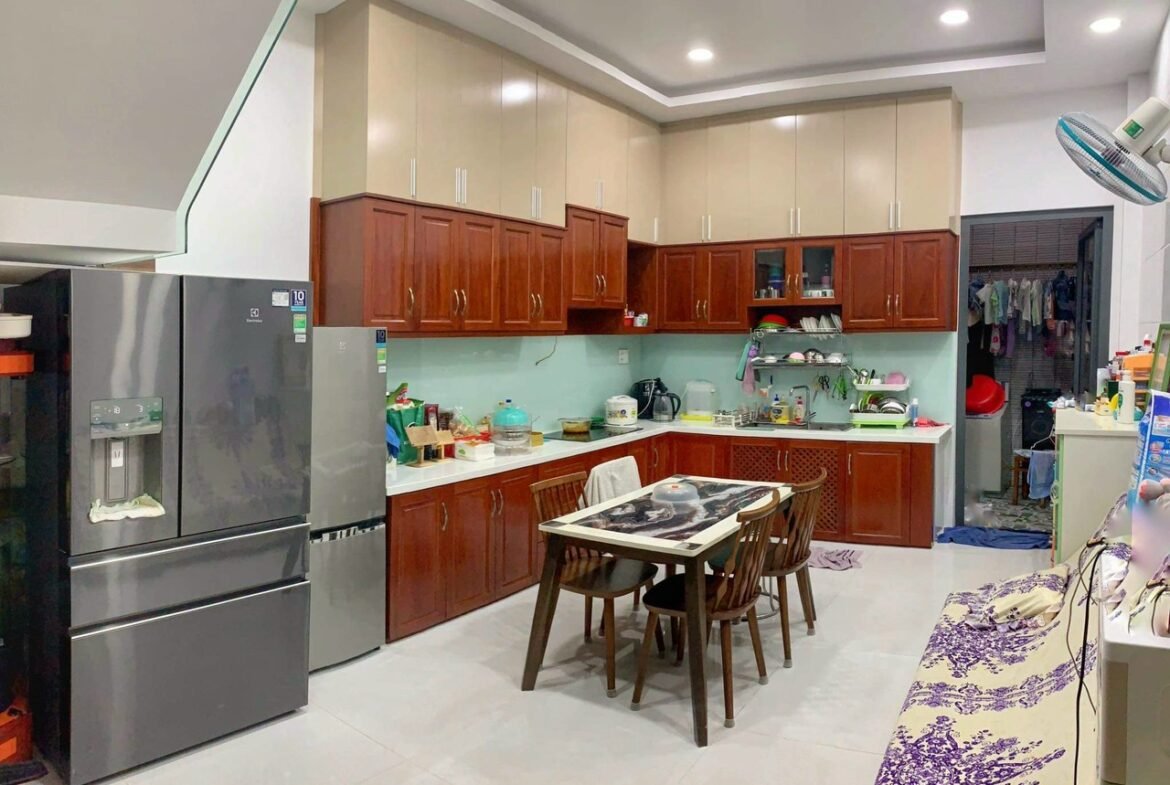 Bán nhà hẻm 5m đường Nguyễn Sơn - nhà bếp, phòng ăn