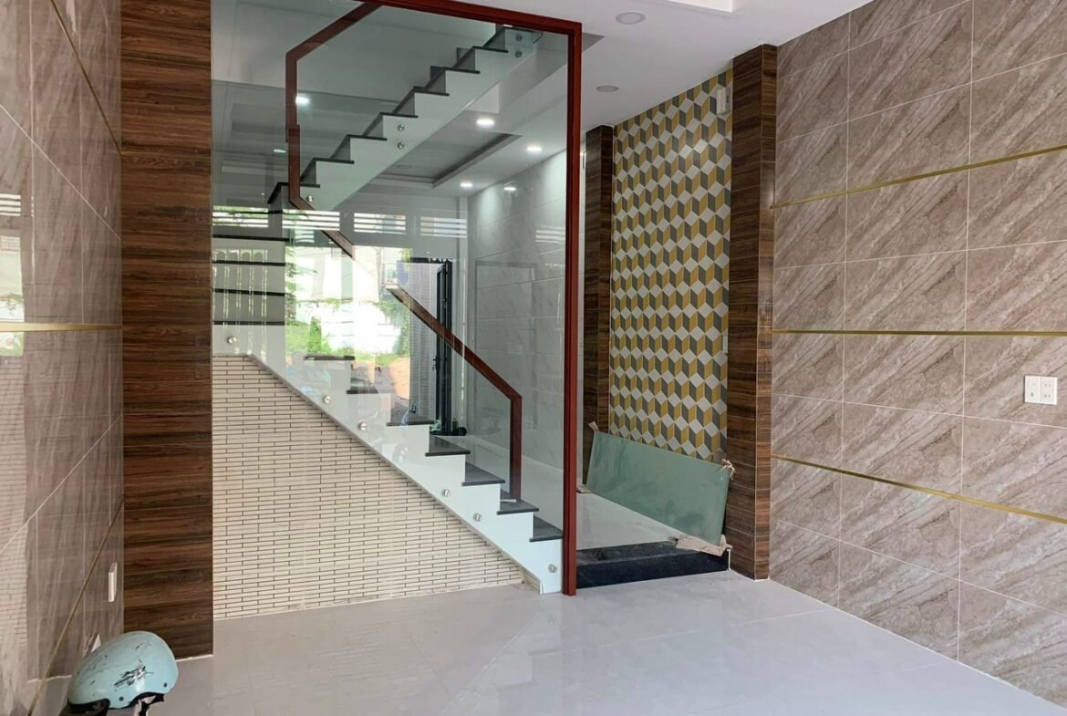 Bán nhà hẻm 5m đường Nguyễn Sơn - phòng khách