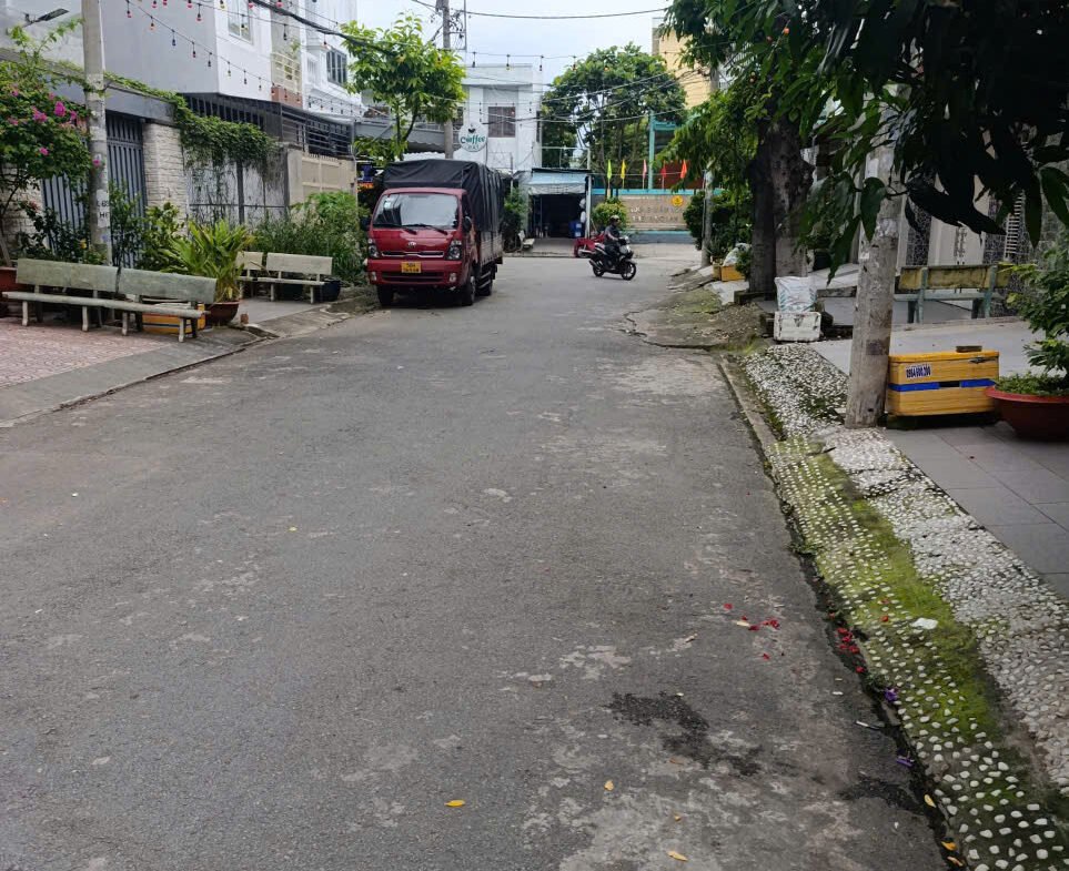 Bán nhà mặt tiền khu Tên Lửa 5mx19m 3 lầu đẹp