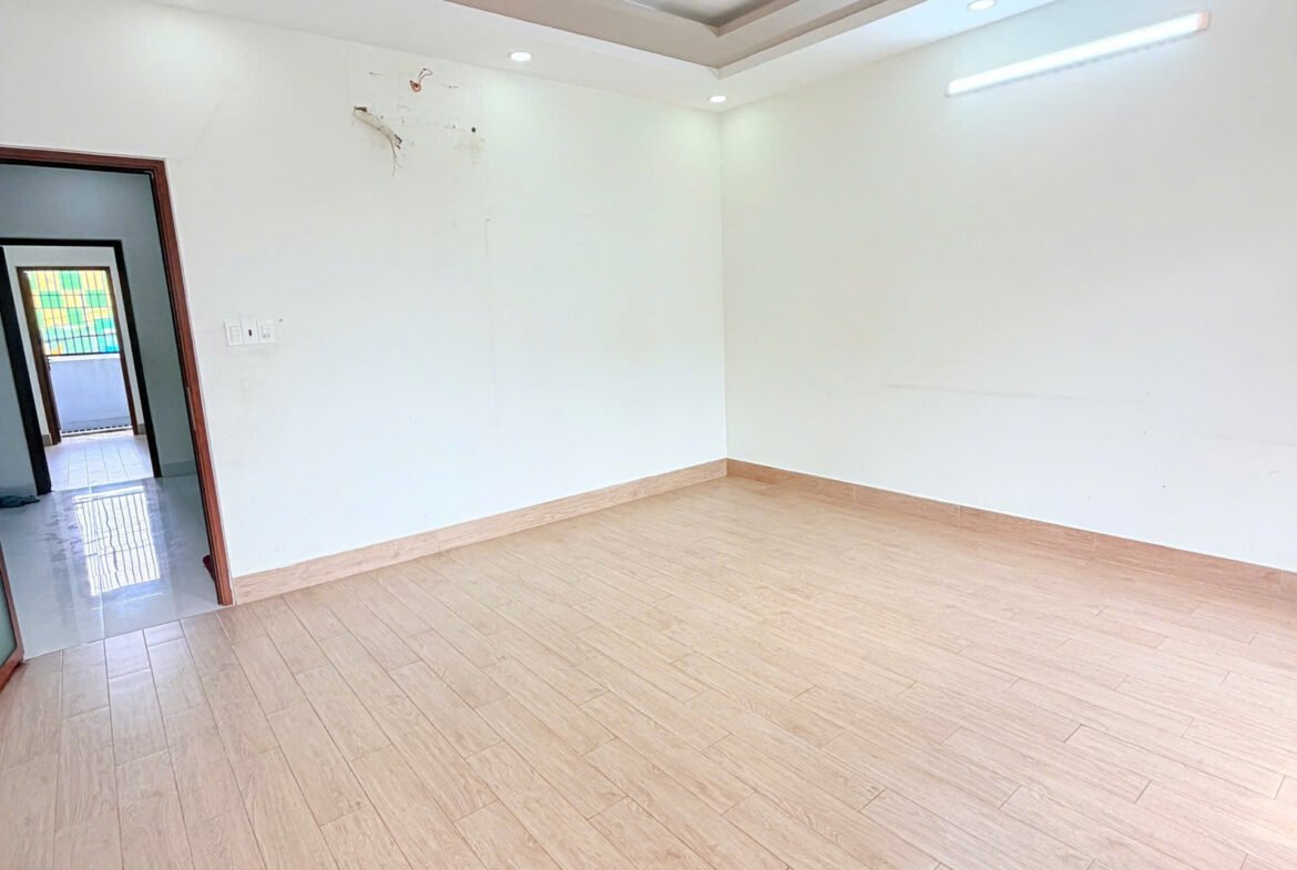 Bán nhà mặt tiền Khu Tên Lửa gần chợ 5mx16m 3 lầu