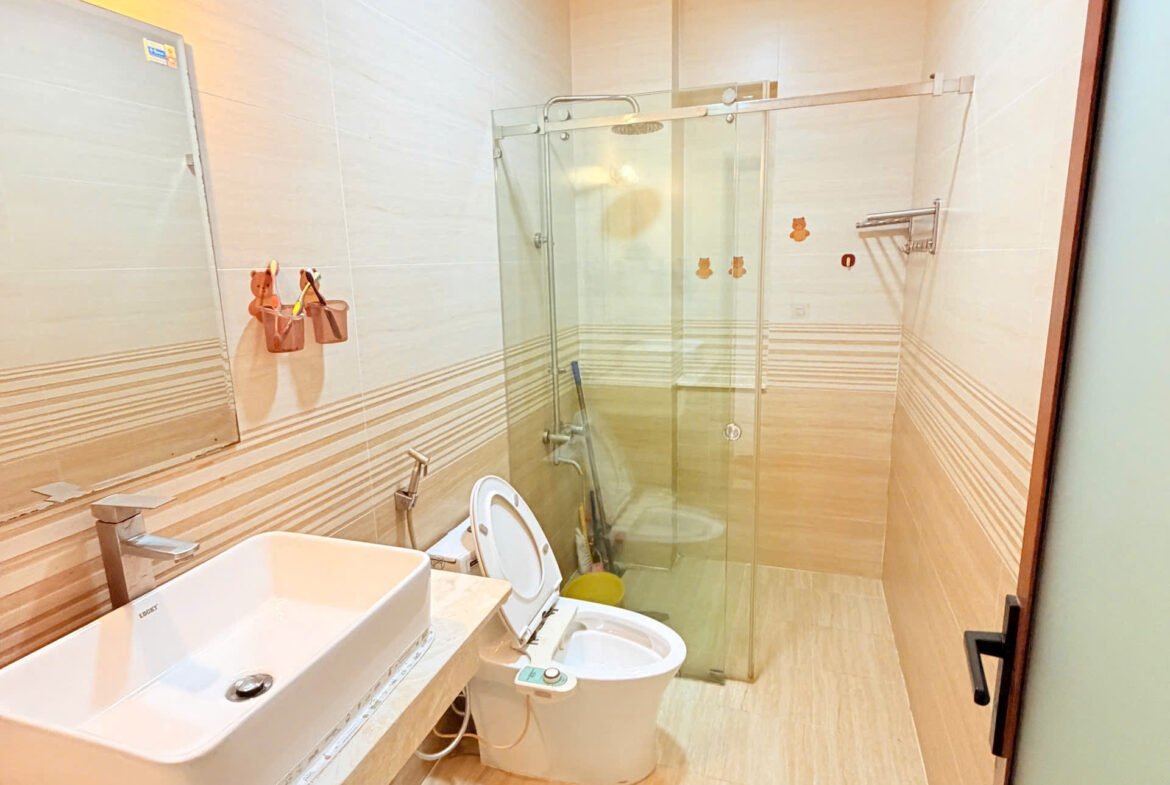 Bán nhà mặt tiền Khu Tên Lửa gần chợ 5mx16m 3 lầu