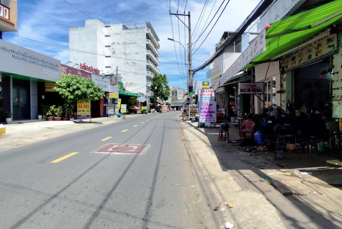 Bán nhà mặt tiền đường Tên Lửa 8m x 25m đúc 3 tấm