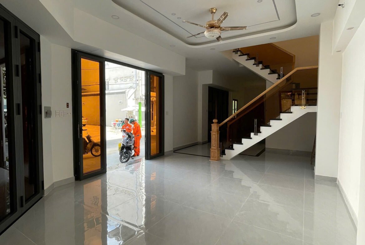 Bán nhà góc 2 mặt tiền khu Ao Sen Tên Lửa 5mx20m 3 lầu