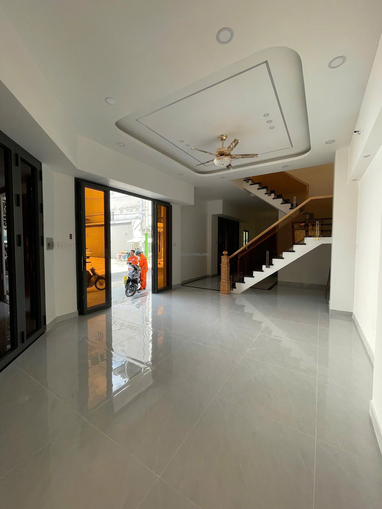 Bán nhà góc 2 mặt tiền khu Ao Sen Tên Lửa 5mx20m 3 lầu