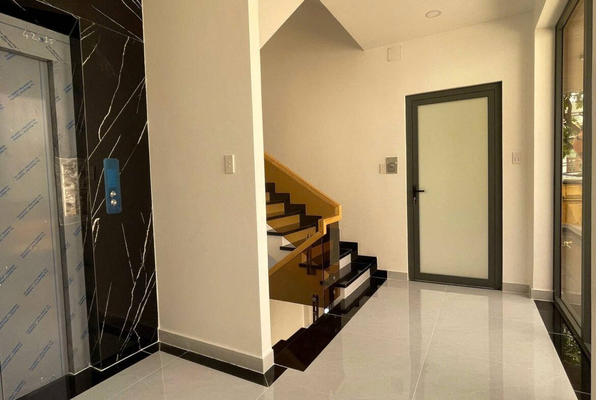 Bán nhà góc 2 mặt tiền khu Ao Sen Tên Lửa 5mx20m 3 lầu