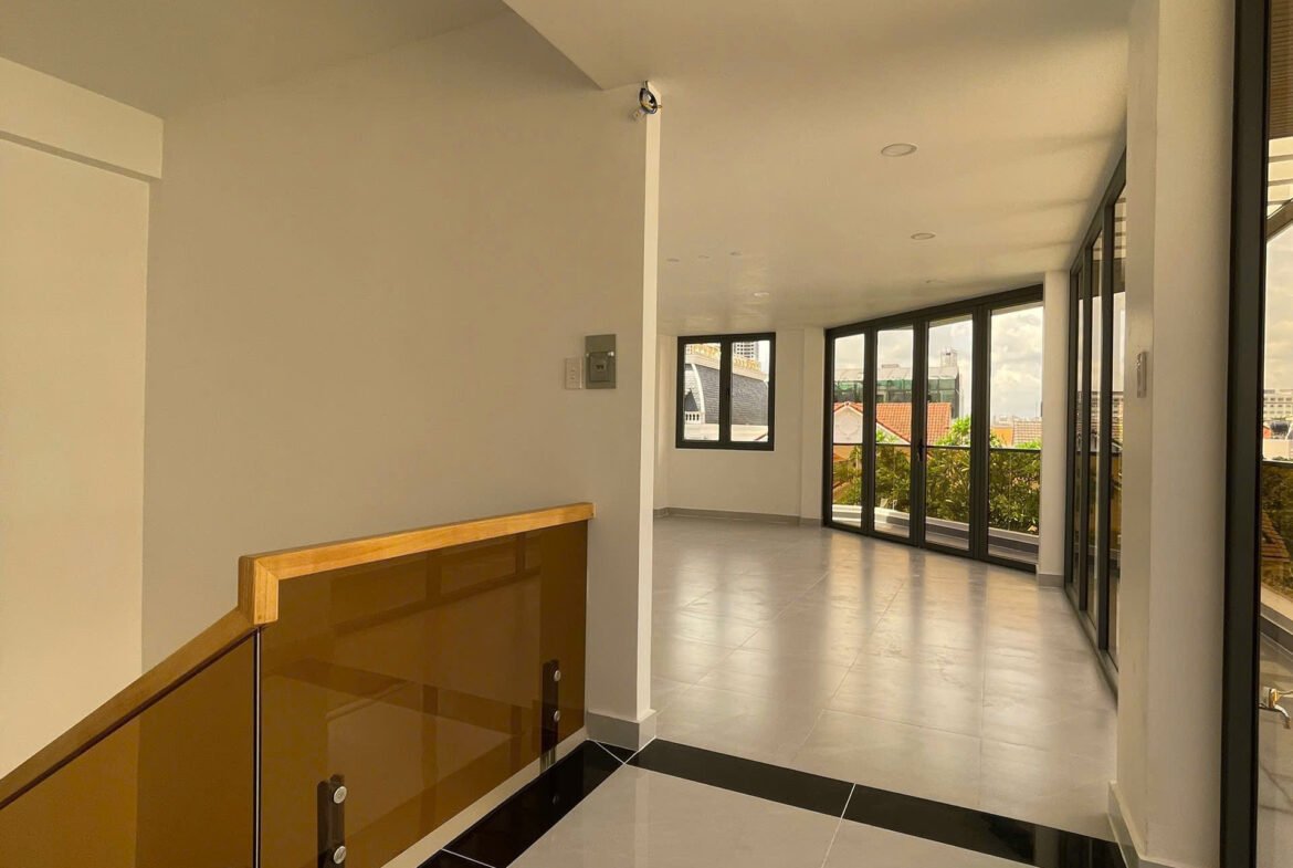 Bán nhà góc 2 mặt tiền khu Ao Sen Tên Lửa 5mx20m 3 lầu