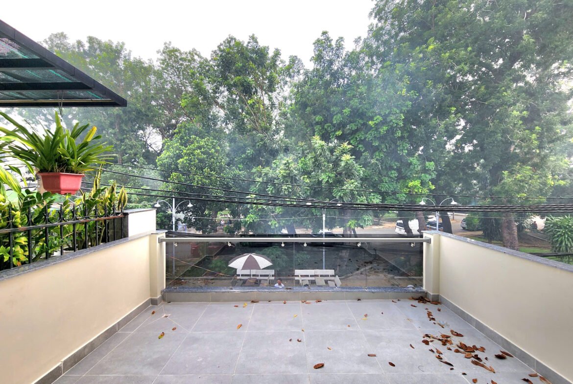 Bán nhà mặt tiền khu Tên Lửa đối diện công viên 4×20 3 lầu có thang máy