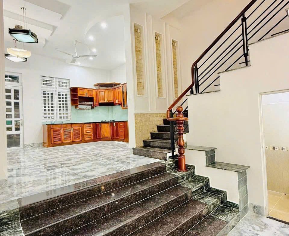 Bán nhà mặt tiền Khu Tên Lửa, đối diện công viên 5×20 đúc 3.5 tấm