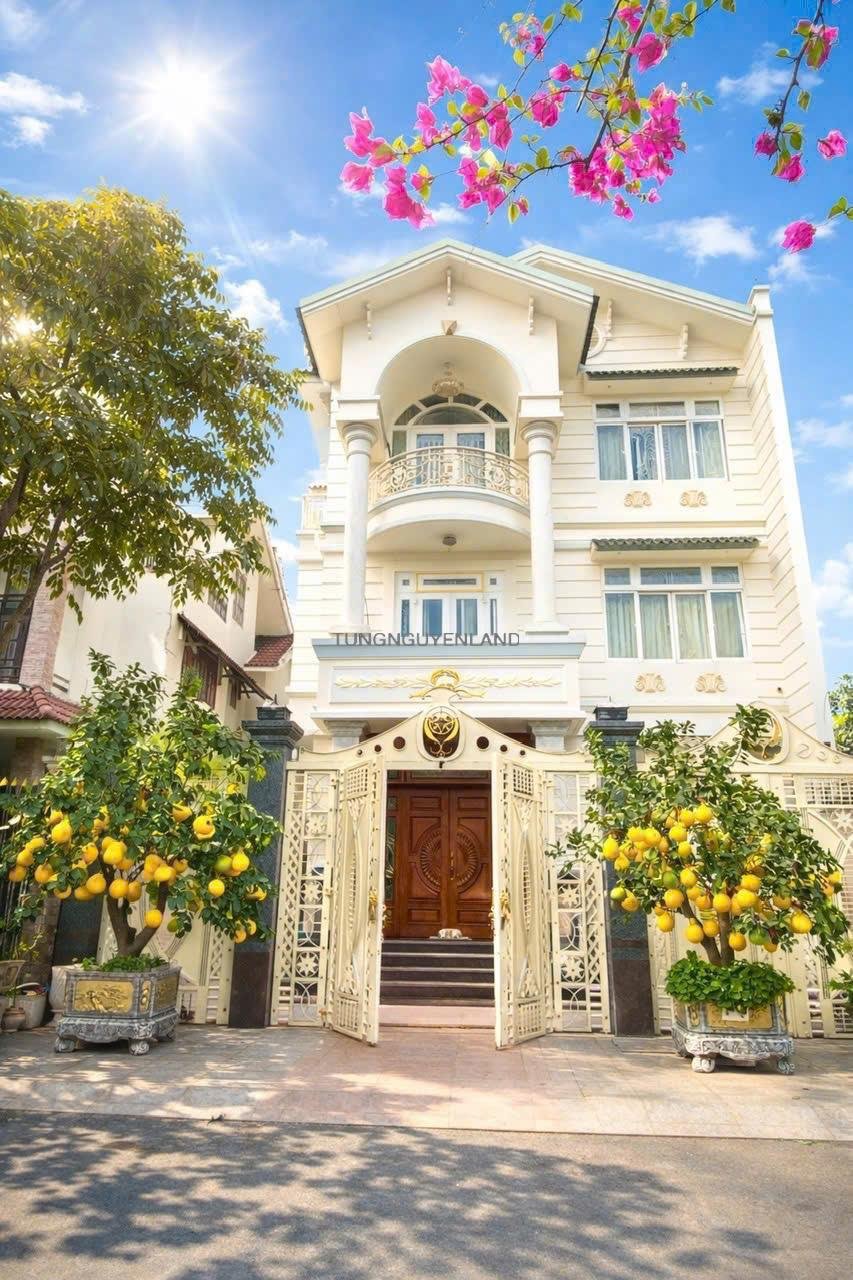 Bán biệt thự khu Ao Sen Tên Lửa đối diện công viên 10×20 3 tầng có hầm, thang máy