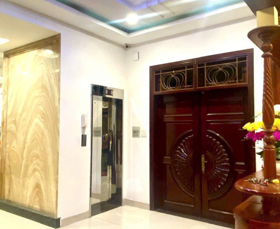 Bán biệt thự khu Ao Sen Tên Lửa đối diện công viên 10×20 3 tầng có hầm, thang máy
