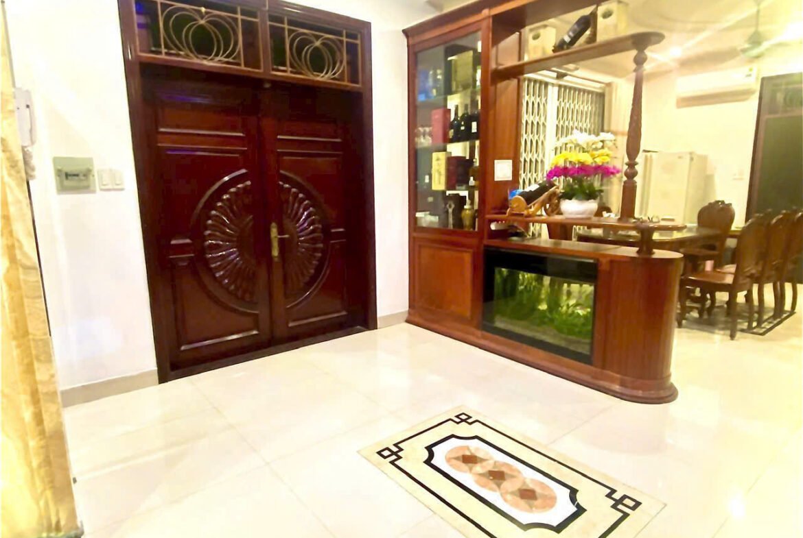 Bán biệt thự khu Ao Sen Tên Lửa đối diện công viên 10×20 3 tầng có hầm, thang máy