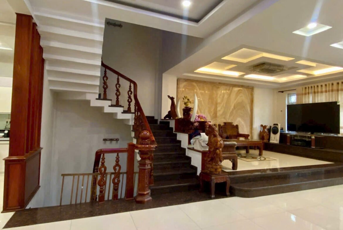 Bán biệt thự khu Ao Sen Tên Lửa đối diện công viên 10×20 3 tầng có hầm, thang máy