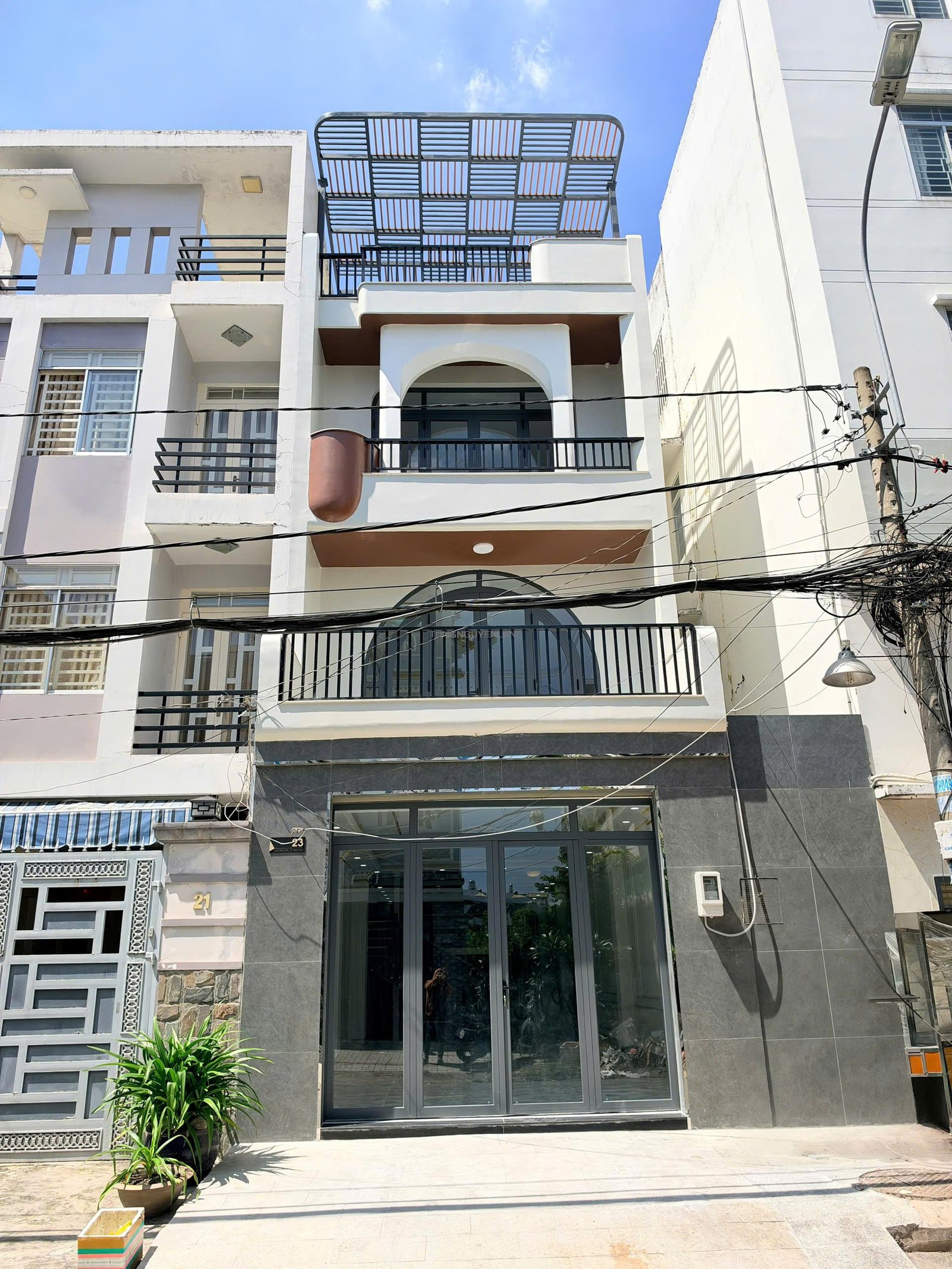 Bán nhà mặt tiền đường 8A Khu Tên Lửa 5mx20m đúc 3 lầu có thang máy