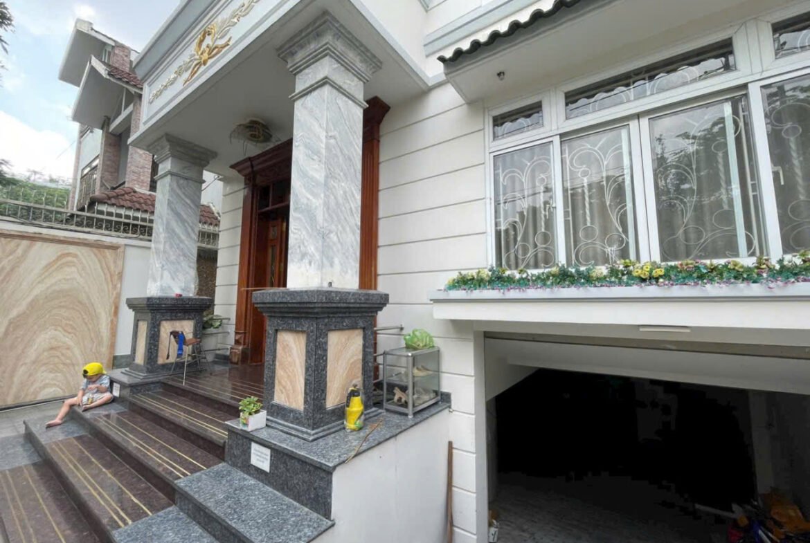 Bán biệt thự khu Ao Sen Tên Lửa đối diện công viên 10×20 3 tầng có hầm, thang máy