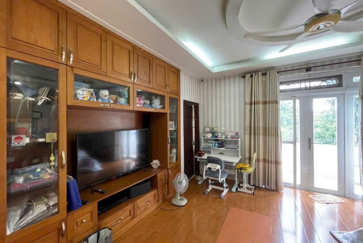 Bán biệt thự khu Ao Sen Tên Lửa đối diện công viên 10×20 3 tầng có hầm, thang máy